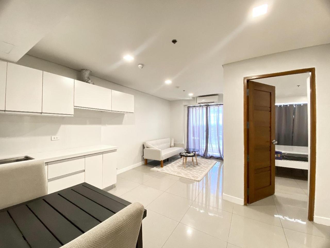Sapphire Seaview Park Aparthotel Manila Exteriör bild